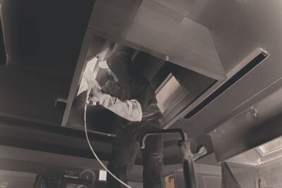 Gesunde und saubere Luft in privaten und öffentlichen Räumen, an Arbeitsplätzen und Produktionsstätten – vom kleinen Frischluftventilator über Minergie- und Industrielüftungen bis zum Kühlturm.