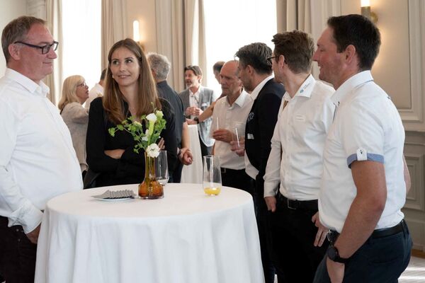 Häppchen, Getränke und Smalltalk im trauten Kreise sind wichtig für die Vertrauensbildung in der Gebäudetechnik-Branche.