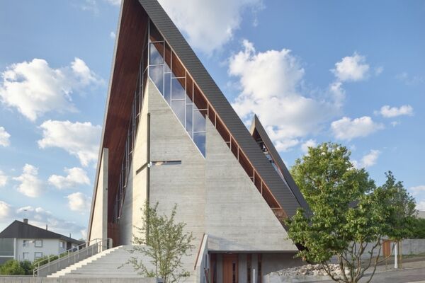 Symbolisiertes Zelt in Sichtbetonbauweise der katholischen Kirche St. Paulus in Dielsdorf