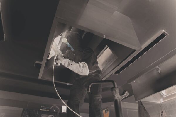 Gesunde und saubere Luft in privaten und öffentlichen Räumen, an Arbeitsplätzen und Produktionsstätten – vom kleinen Frischluftventilator über Minergie- und Industrielüftungen bis zum Kühlturm.