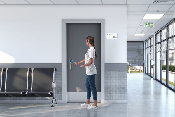 Anwendung des XS4 One S an einer Tür im Gebäude