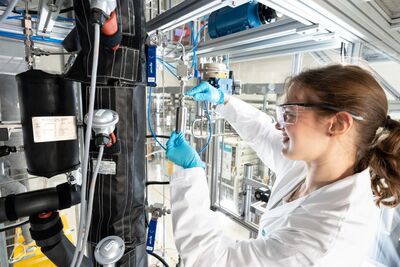 Die am Fraunhofer ISE entwickelte Druckdestillationskolonne