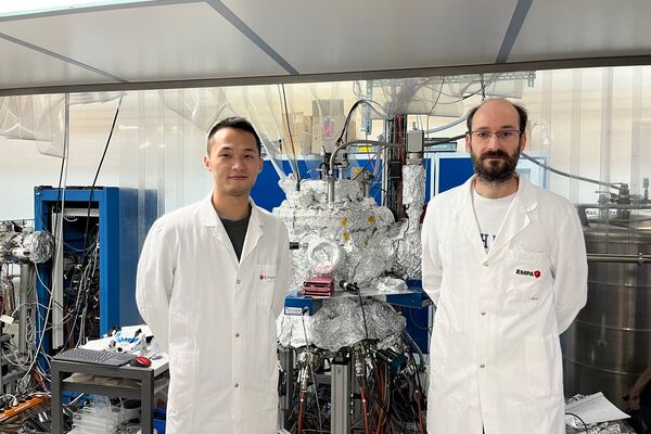 Die Empa-Forscher Shih-Chi Yang (links) und Romain Carron bei der Beschichtungsanlage für die CIGS-Schicht, die das Licht zur Umwandlung in Strom absorbiert. (Bilder: EMPA)