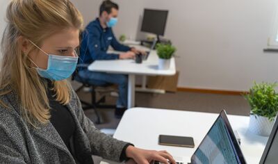 Aerosole können Krankheiten bei schlechter Lüftung übertragen