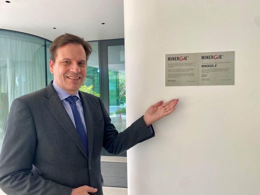 Frank Grütter präsentiert stolz das Minergie-A-Zertifikat.