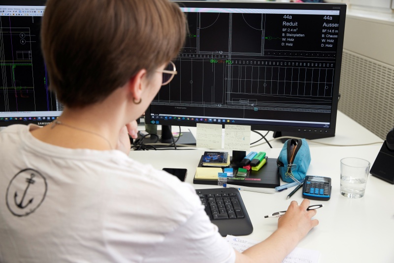 Sanja Schrall:  «Manchmal muss ein wenig herumprobieren, bis eine Leitung korrekt dargestellt wird.»