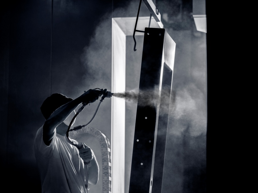 Teilweise wird der noch nasse Emailschlicker von Hand aufgespritzt.