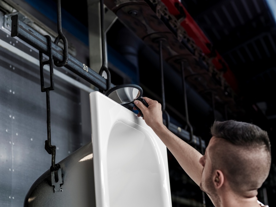 Nach dem Durchlaufofen wird schliesslich eine doppelte Endkontrolle durch erfahrene Mitarbeiter durchgeführt.