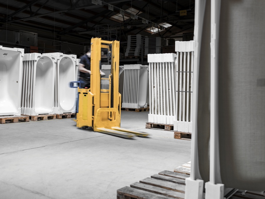 Hält das fertige Produkt den strengen Blicken der Kontrolleure stand, wird es sicher verpackt und direkt für die Auslieferung an den Sanitär-Grosshandel bereitgestellt.