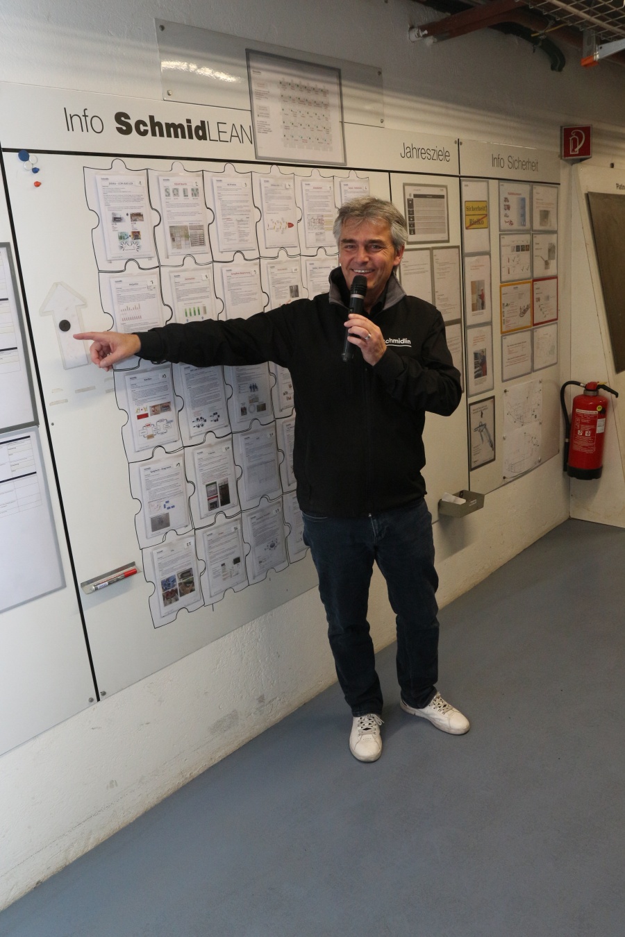 Roland Lüthi, Key-Account-Manager bei Wilhelm Schmidlin AG, führte durch die Produktion.