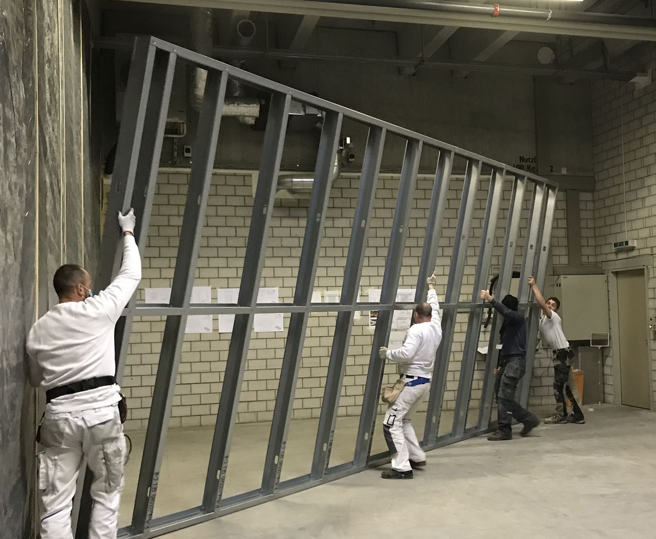 Die auf Mass gefertigten und nummerierten Stahlprofile werden wie ein Baukastensystem montiert.