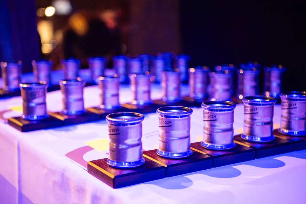 Neben den ikonischen Pokalen aus Geberit Mapress Fittings wurden auch Preisgelder verteilt.