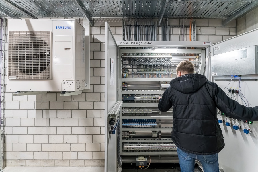 Eines der vielen Schaltschränke für die Steuerung