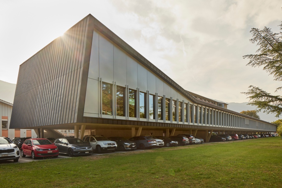 Der langgezogene Anbau des Instituto cantonale die economia e commercio (ICEC)