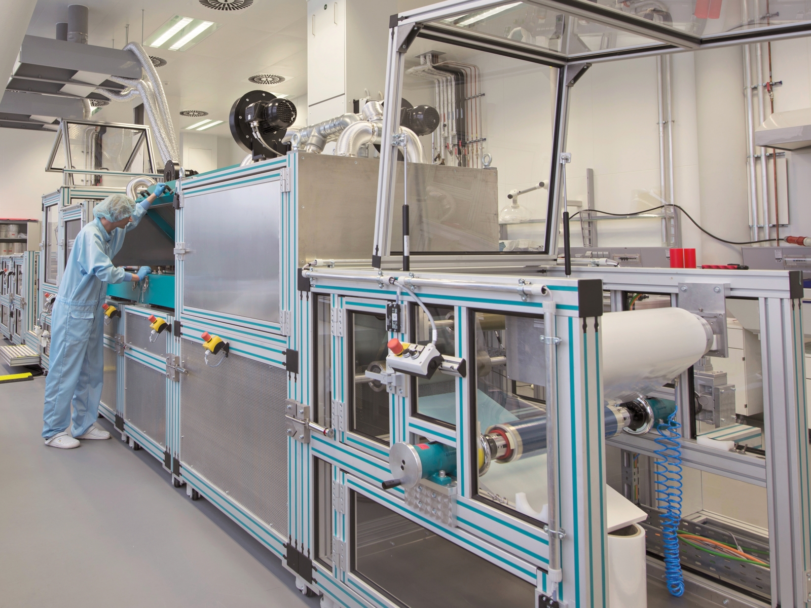 Die Beschichtungen werden im Rolle-zu-Rolle-Verfahren hergestellt. Mit wenigen 100 µm sind sowohl die elektrochrome Folie als auch das thermochrome Dünnglas-Substrat extrem dünn. (Bild: Fraunhofer)