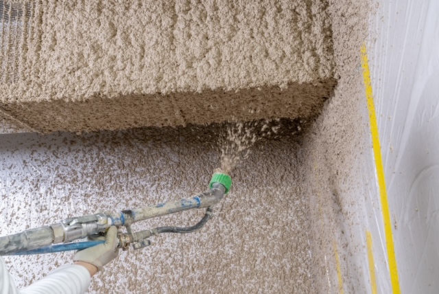 Werkseitig vorgemischter, mineralischer Isolierleichtputz