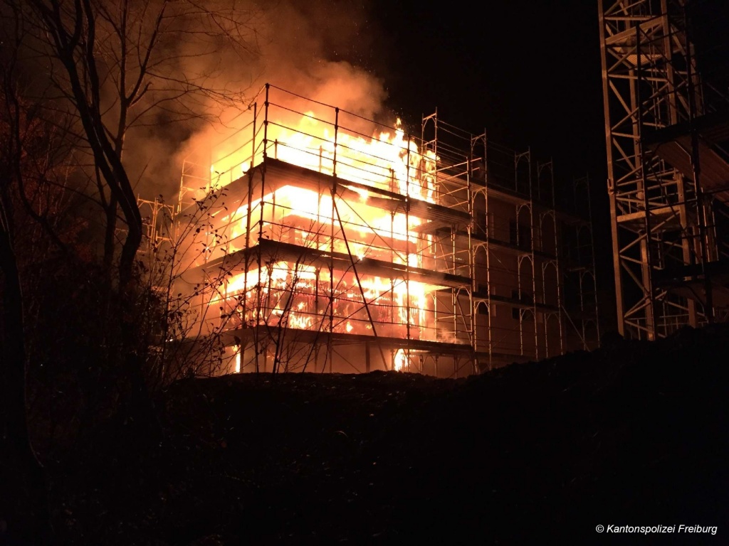 Ein Ort der Zerstörung nach einem Brand