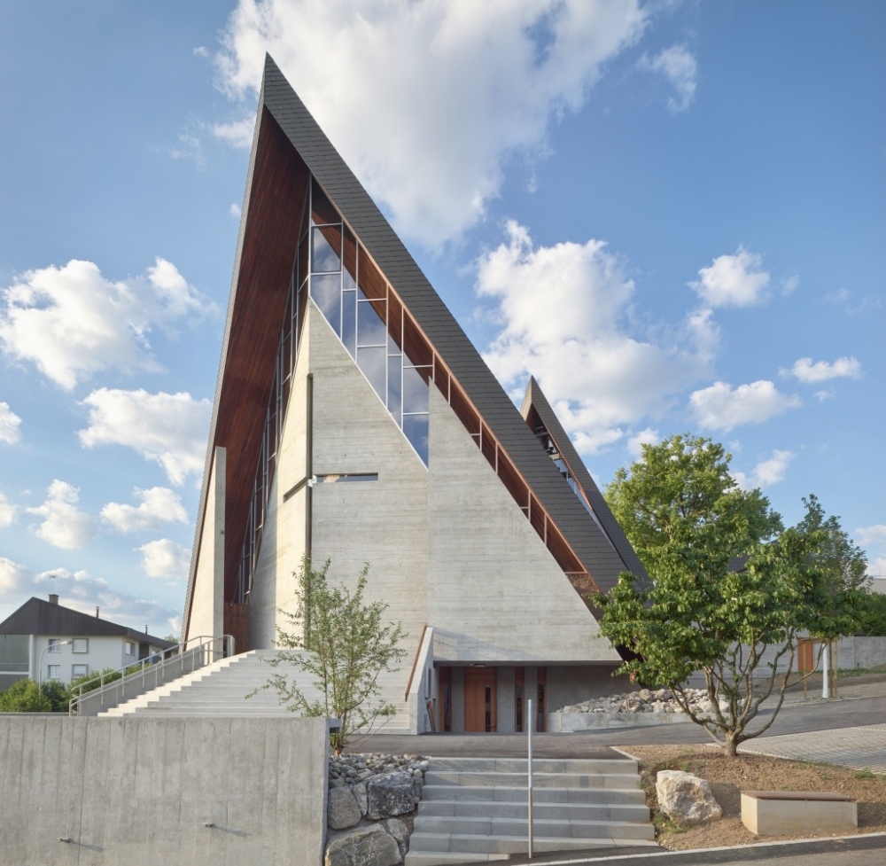 Symbolisiertes Zelt in Sichtbetonbauweise der katholischen Kirche St. Paulus in Dielsdorf