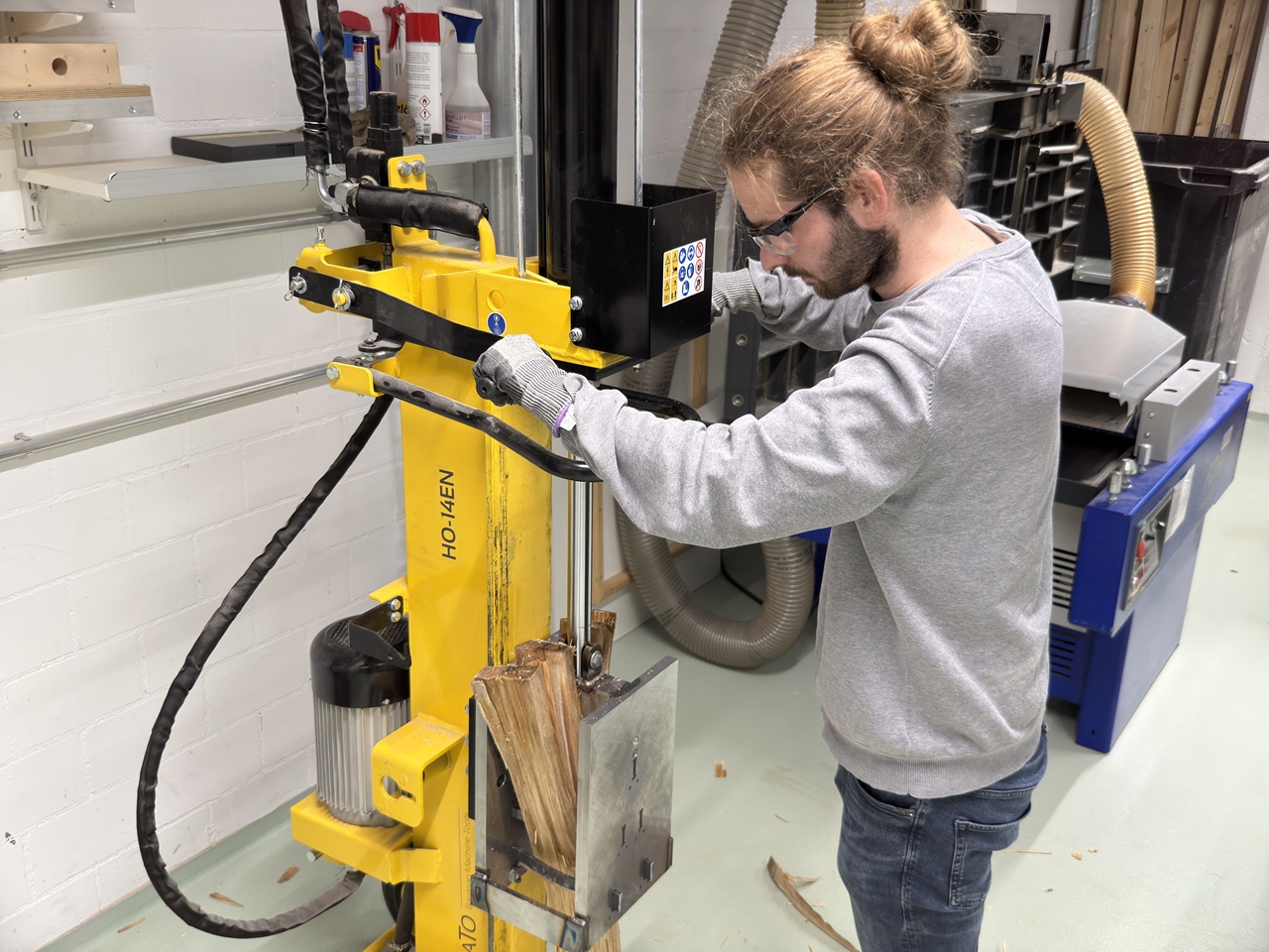 Holzspaltung nach Vorbild der Schindelproduktion.