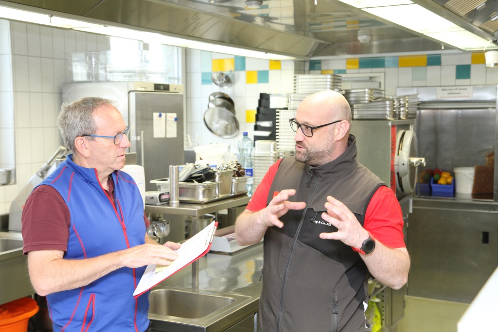 Bernhard Hofer (l.) und Adrian Widmer (Hälg) in der Küche des Altersheims Bären Biglen