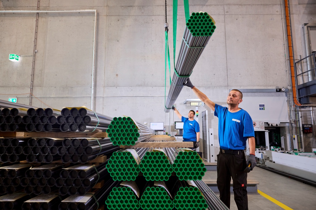 Die Bunde mit drei und sechs Meter langen Rohren werden manuell eingelagert,