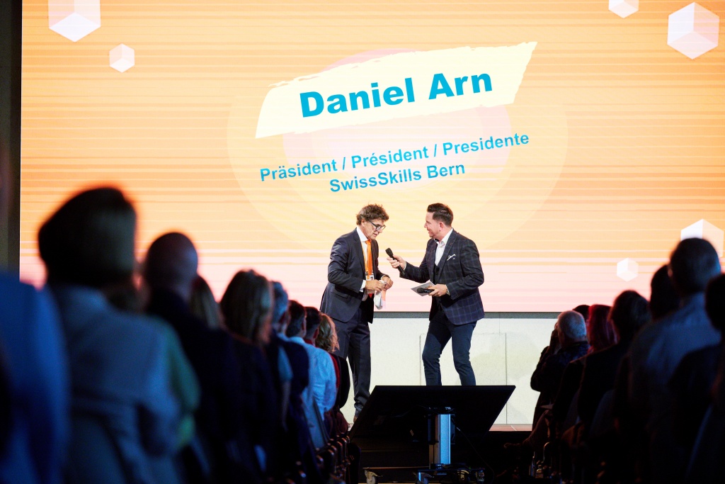 Daniel Arn, Präsident der Swiss Skills 2025 und Moderator Sven Epinay (re.)