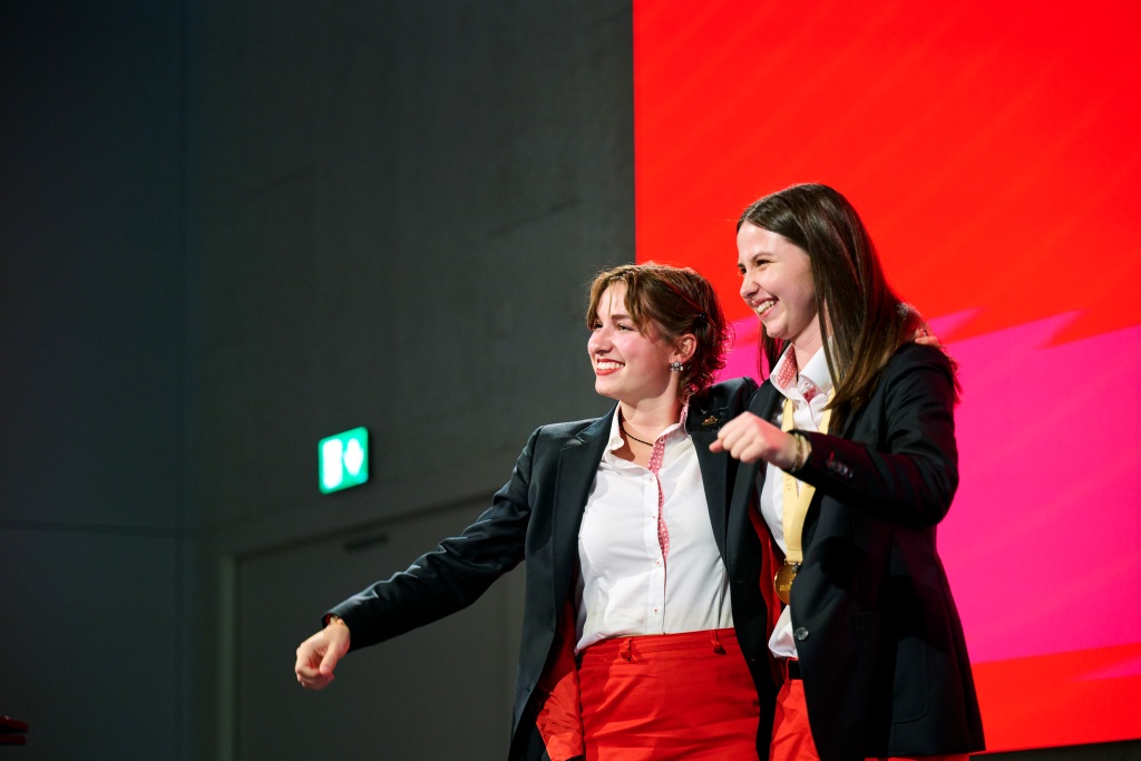 Eine von 11 Medaillenträgerinnen mit Coach.