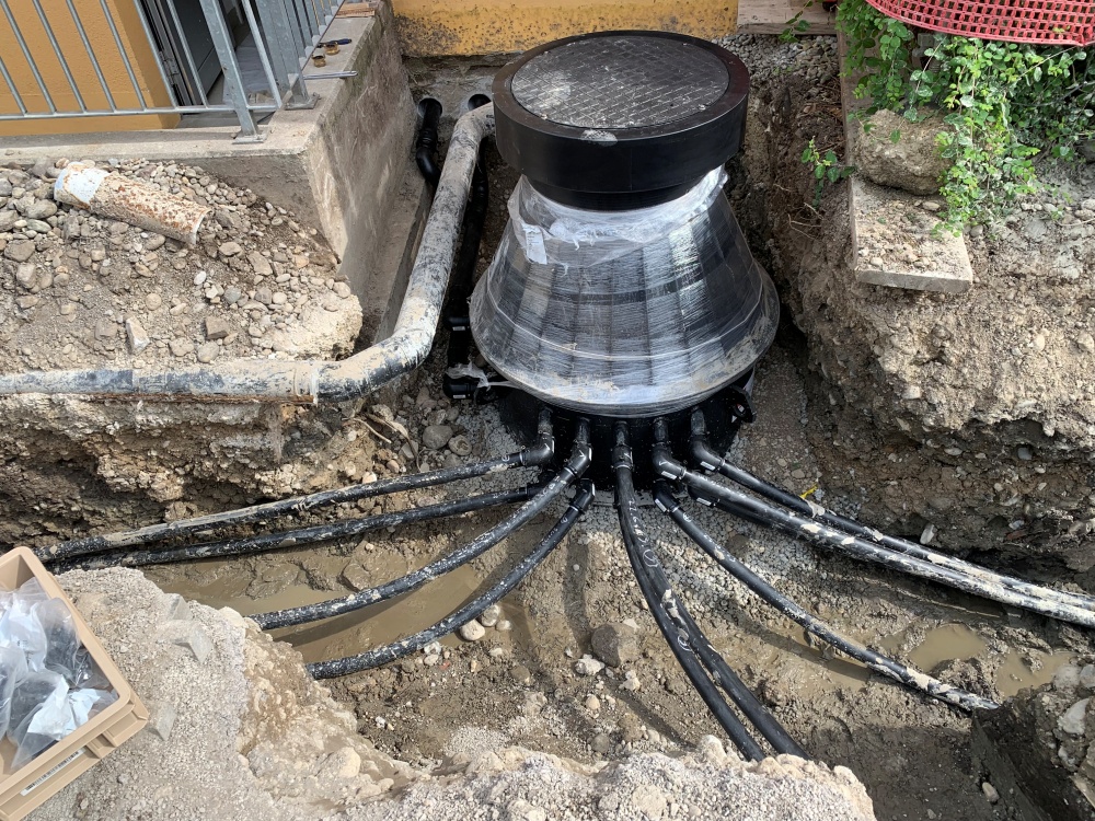 Blick auf einen Erdwärmesondenschacht