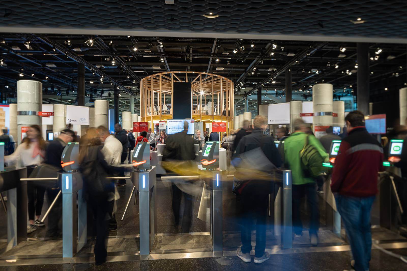 Besucher der Swissbau 2022